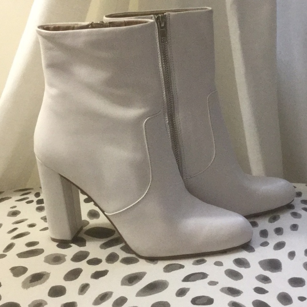 Steve Madden Editor White Leather Booties Size 7.5